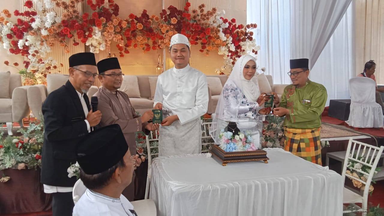 Penghulu Muda KUA Payung Sekaki Hadiri Akad Nikah Surya dan Anggrreini  