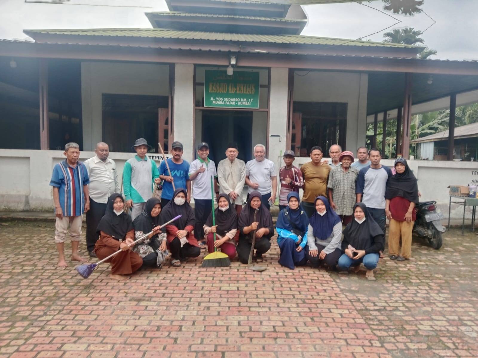 Ka. KUA Rumbai Barat Gelar Goro Rumah Ibadah