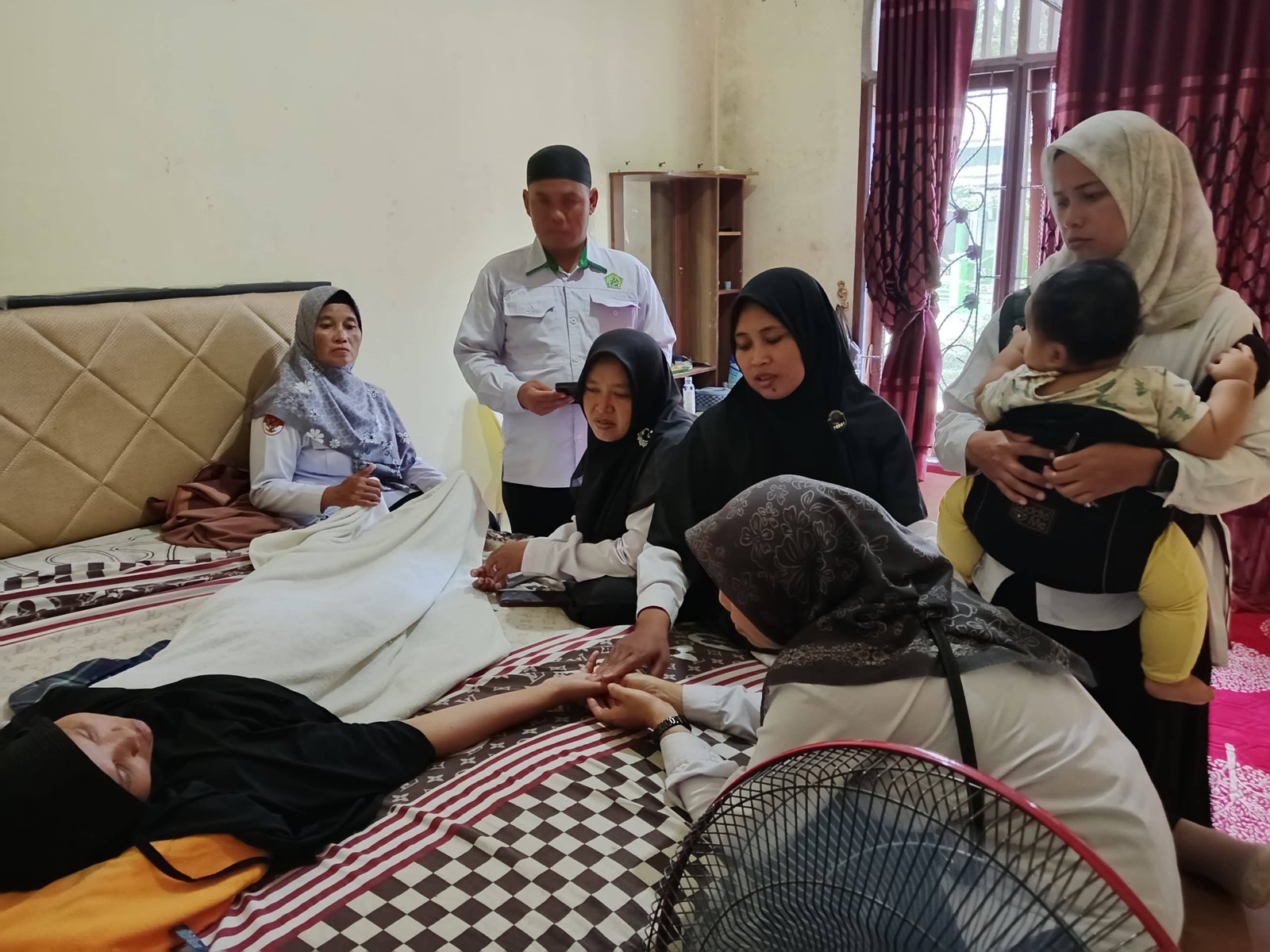 Wujud Kepedulian: Staf dan Penyuluh KUA Bosar Maligas Jenguk Rekan Tugas yang Sakit