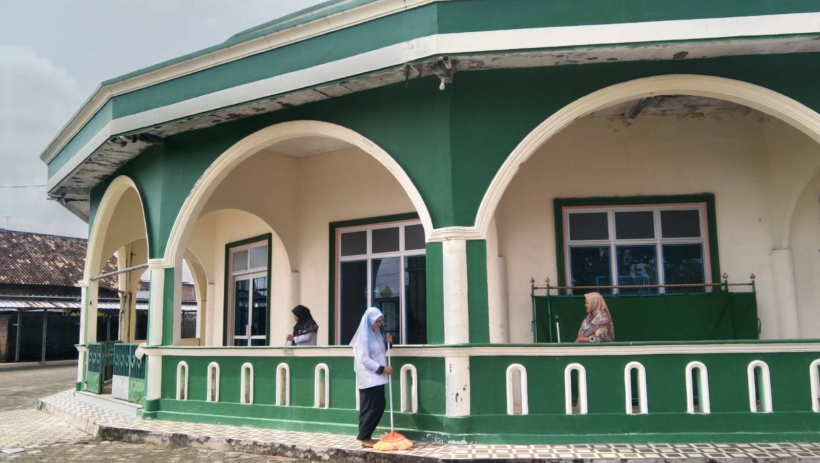 KUA Waway Karya Bersihkan Rumah Ibadah