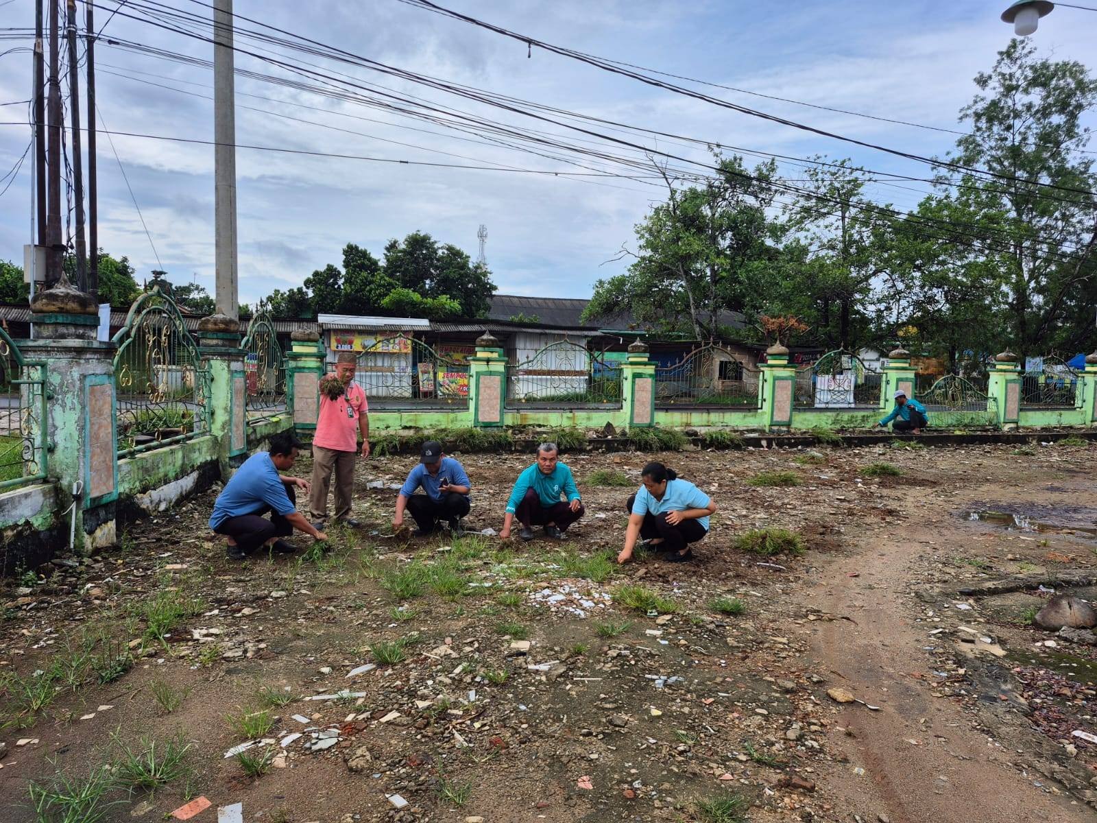 KUA Sekampung Gelar Bersih-Bersih Rumah Ibadah Lintas Agama Sambut HAB ke-80