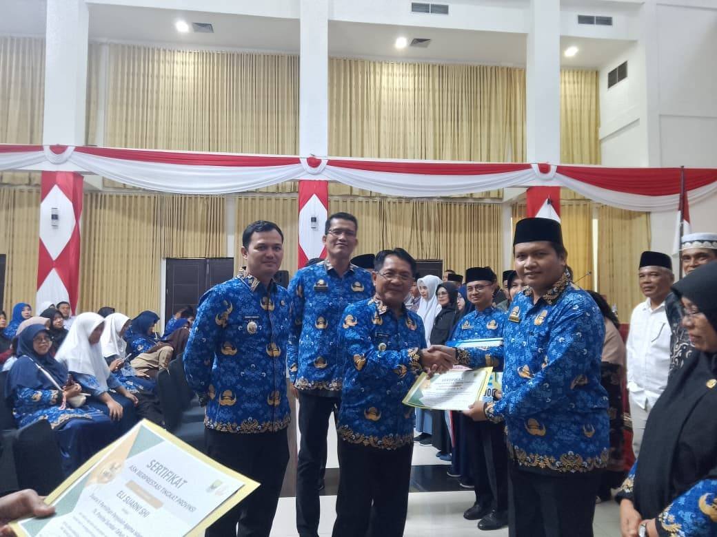 Raih Juara 1 Musabaqah Qira’atul Kutub Tingkat Provinsi, Penghulu Ahmad Zakiy dapat Penghargaan dari Pemkab Padang Pariaman