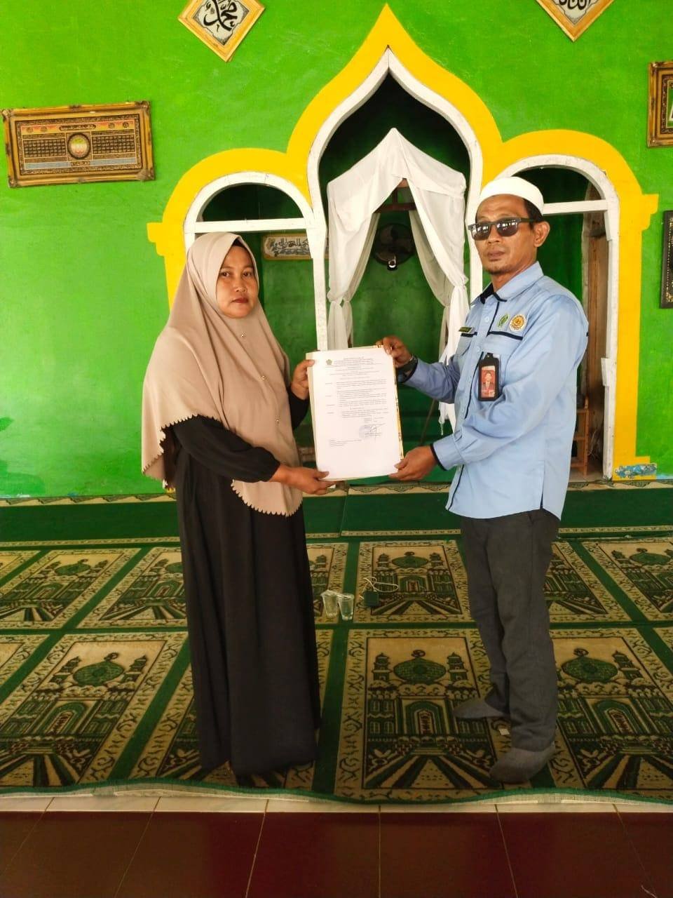 Kepala KUA Distrik Salawati Selatan Menyerahkan SK Kepada Majelis Taklim Kampung Payapop dan Sailolof