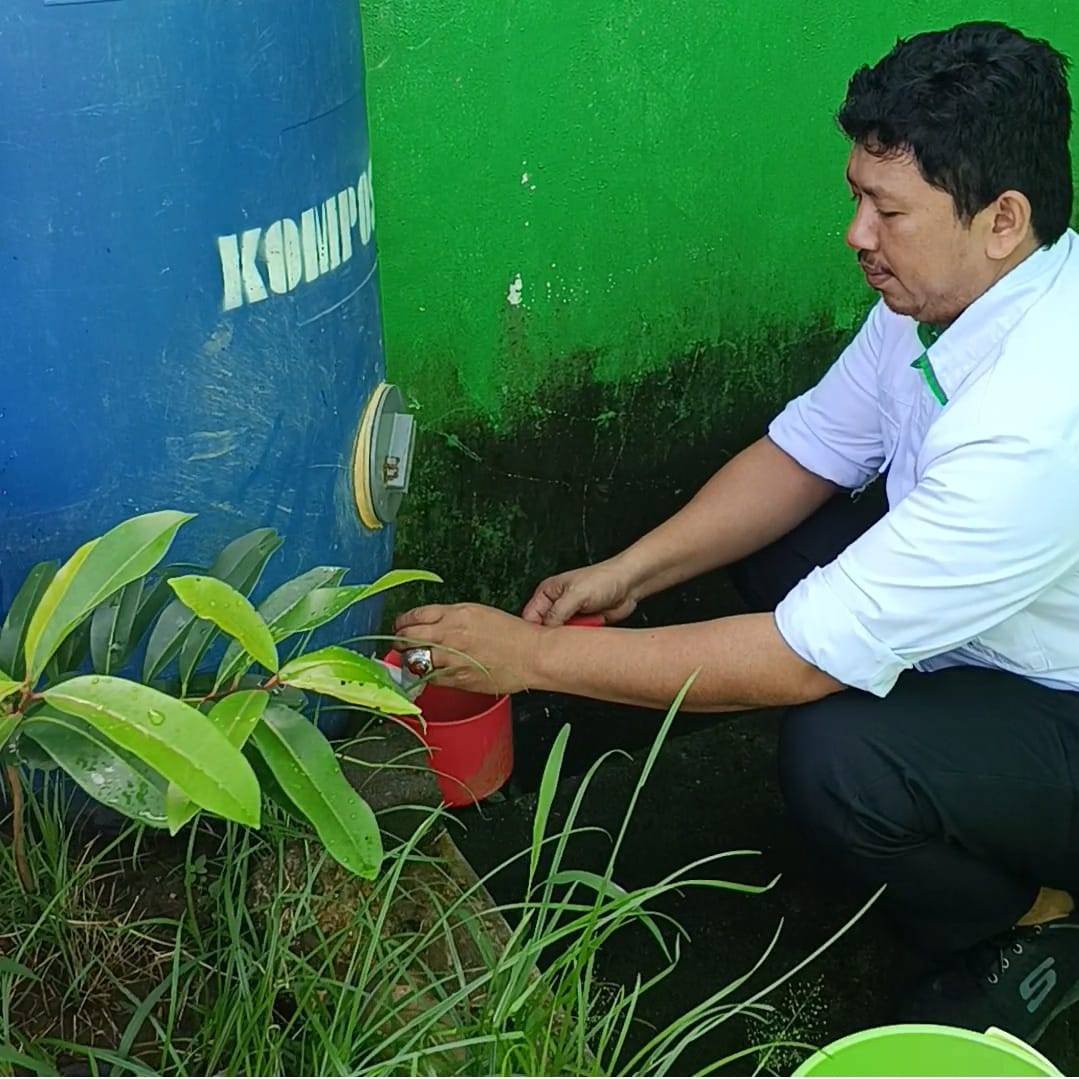 Penguatan Ekoteologi di KUA Pusaka Bantimurung melalui Pengelolaan Sampah Organik menjadi Pupuk