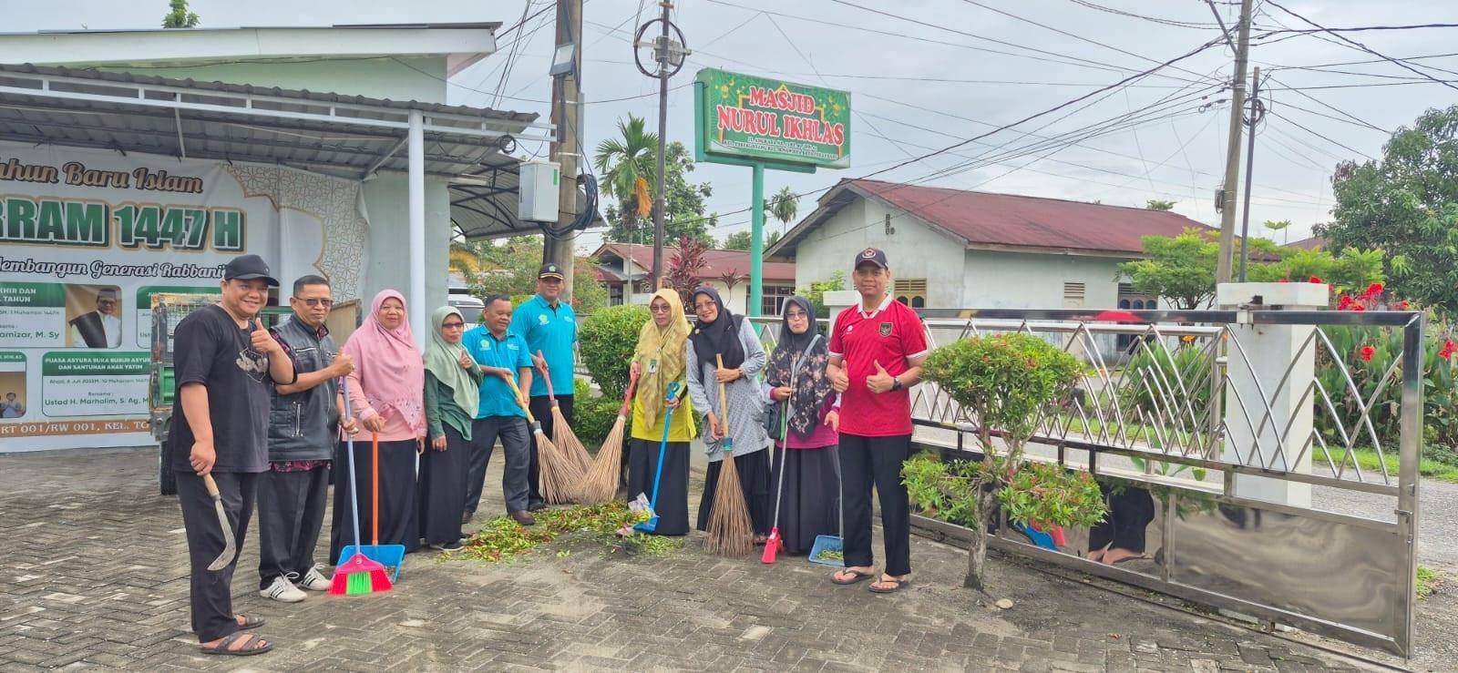 KUA Binawidya Semarakkan HAB ke-80 dengan Gotong Royong Bersama Rumah Ibadah