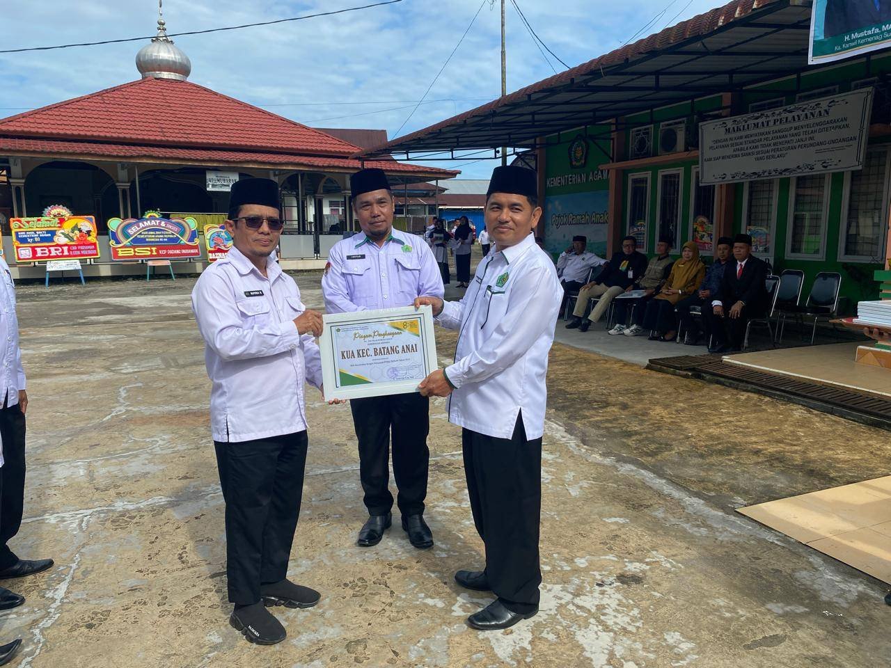 KUA Batang Anai Raih Penghargaan Pelayanan Prima Terbaik Tahun 2025