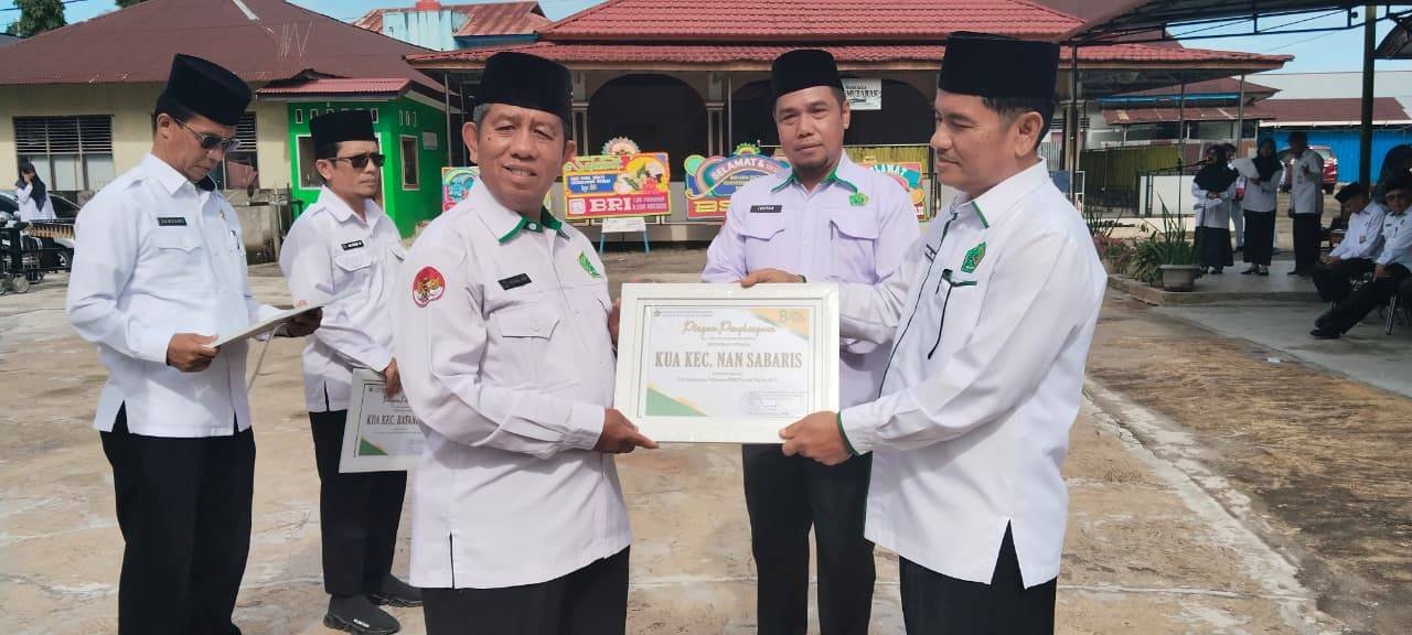 Teraktif Laksanakan BRUS, KUA Nan Sabaris Raih Penghargaan Kantor Kemenag Padang Pariaman