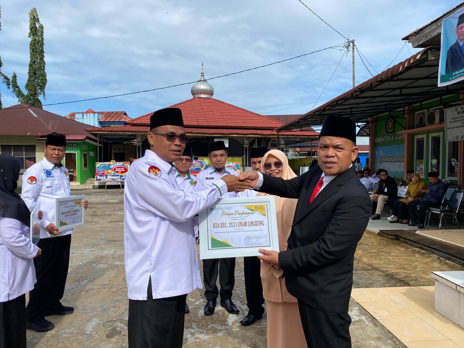 KUA 2x11 Enam Lingkung Raih Penghargaan Implementasi Zona Integritas Reformasi Birokrasi Tahun 2025