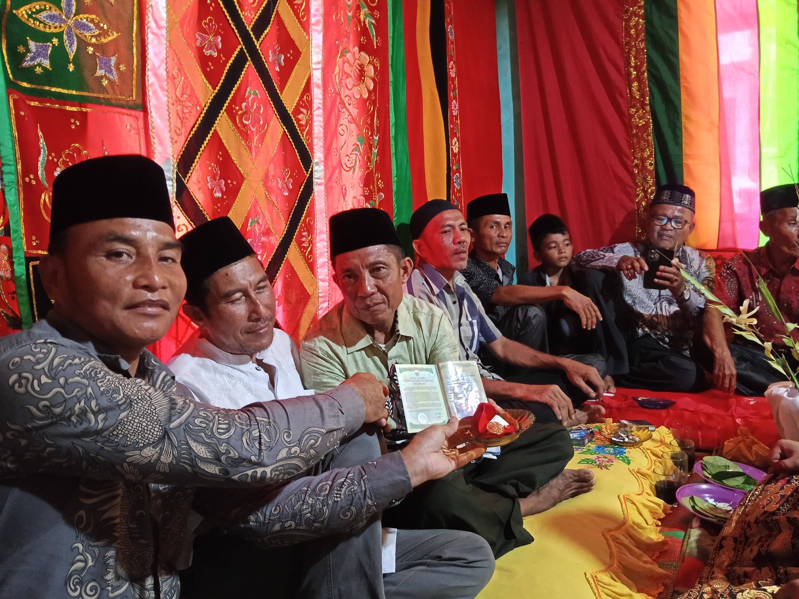 Berlangsung Khidmat, Ka. KUA Tuhemberua Pandu Akad Nikah di Desa Helera