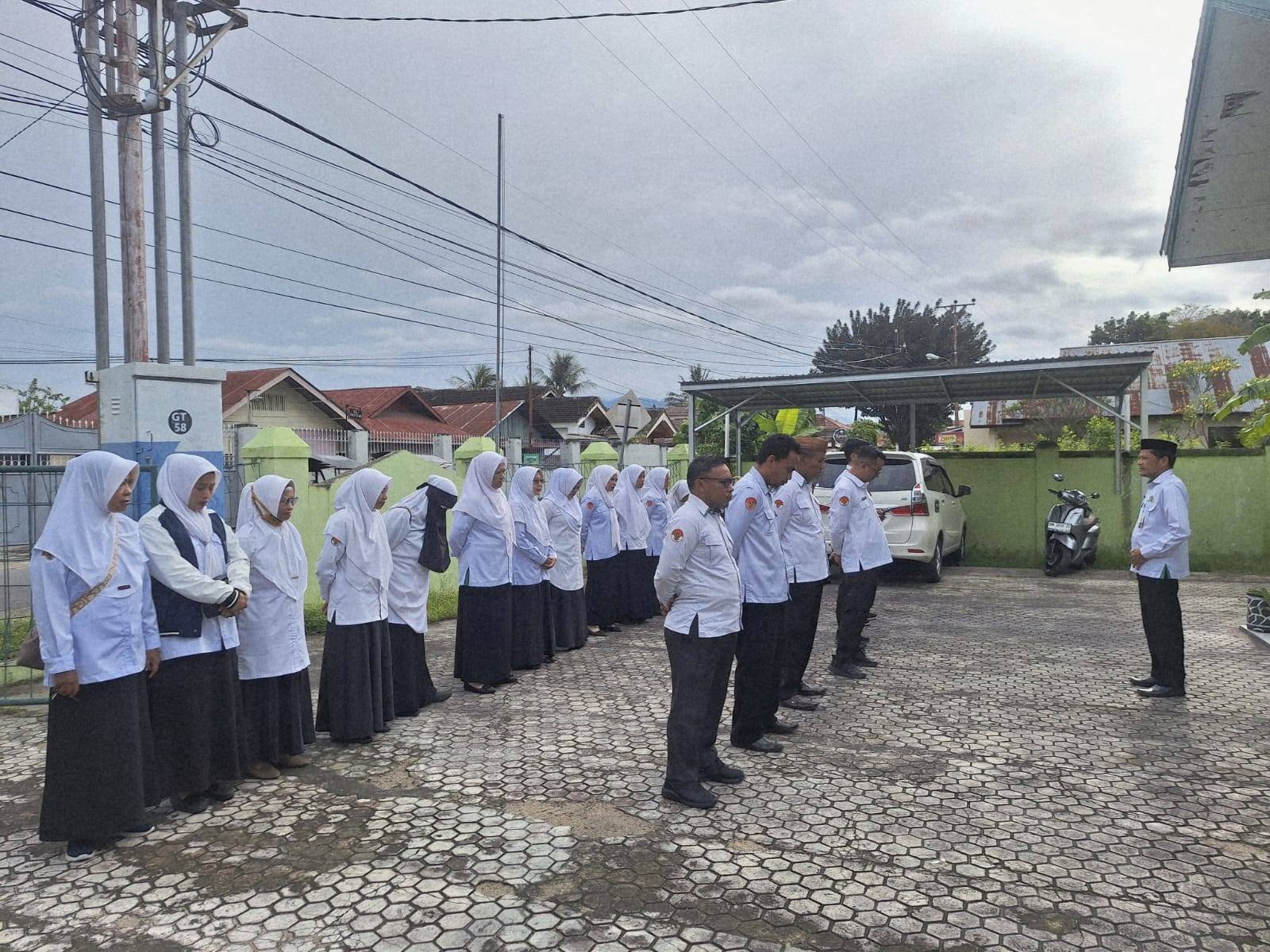 Kepala KUA Kota Tengah Pimpin Apel Perdana Tahun 2026 di Halaman Kantor KUA Kota Tengah