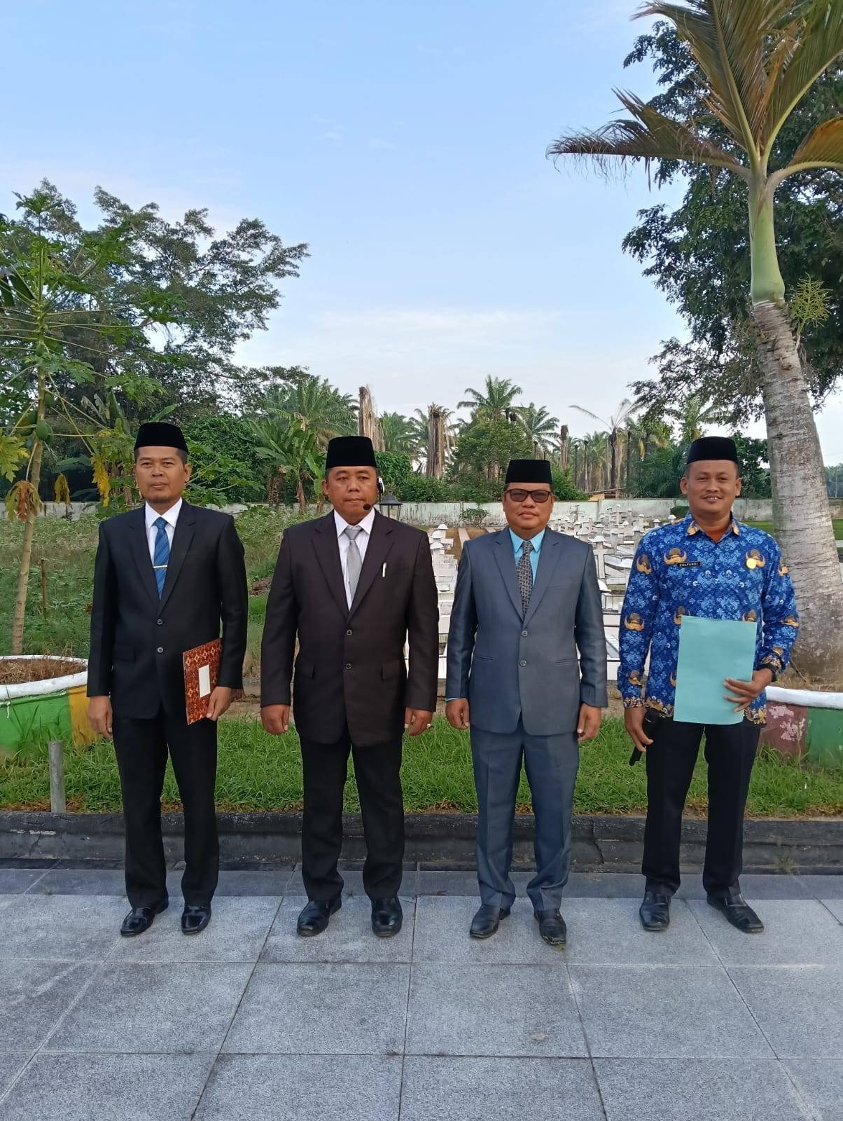 Ka KUA Bandar Pulau Pembaca Doa Upacara Ziarah Makam Pahlawan HAB ke-80 Kemenag RI