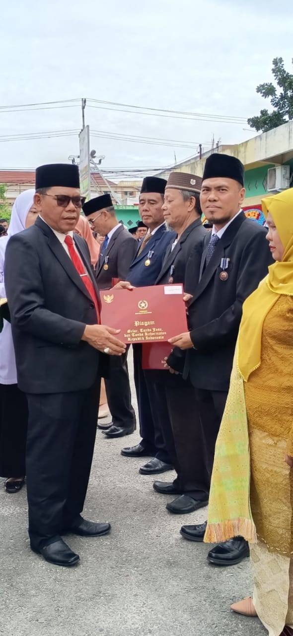 Kepala KUA Pantai Labu Terima Penghargaan Satya Lencana 10 Tahun 