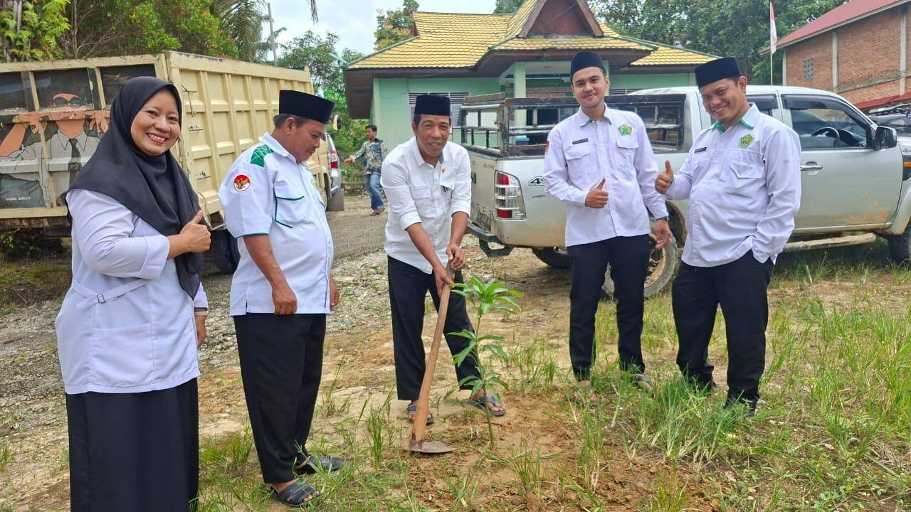 Wujudkan Ekoteologi, KUA Kabun Tanam Pohon pada Peringatan HAB ke -80 Kemenag 