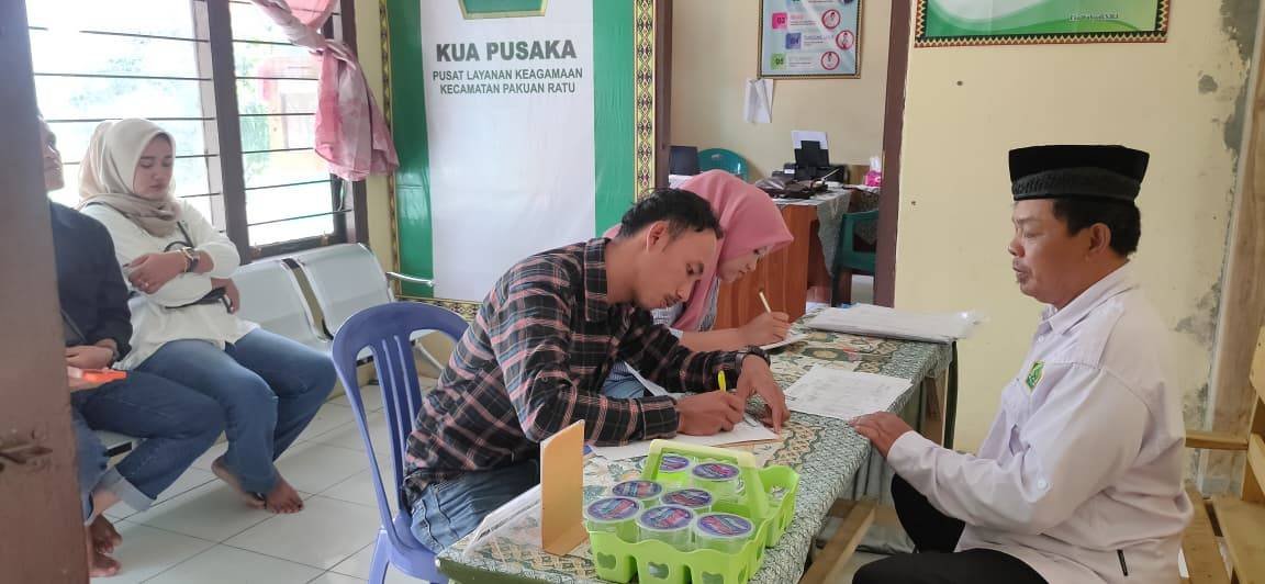 Penghulu Muhlasin Periksa Berkas Nikah: Administrasi Tuntas, Ibadah Berkualitas