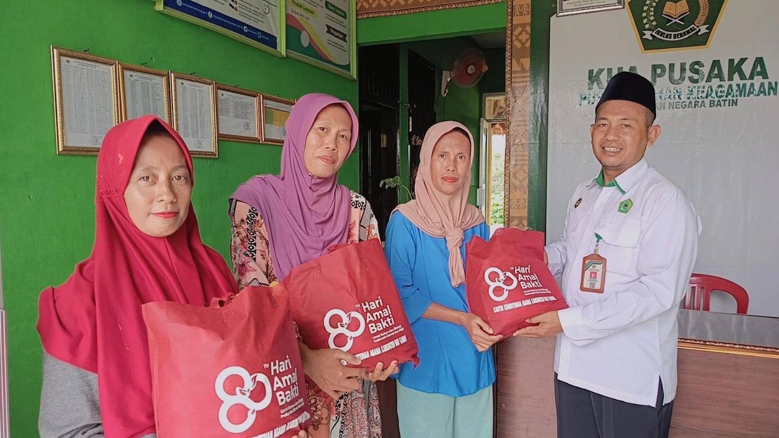 KUA Negara Batin Wujudkan Kepedulian Sosial Dengan Penyaluran Sembako HAB ke-80