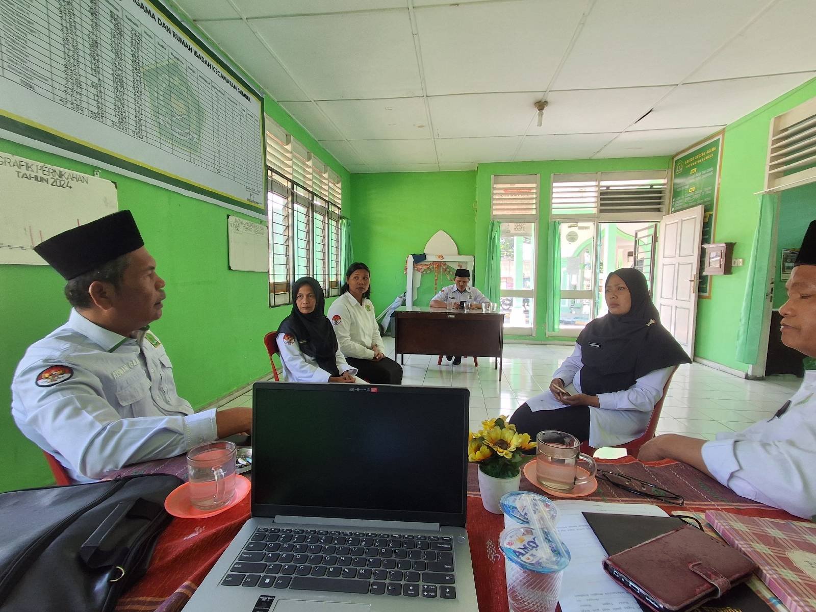 Tingkatkan Kualitas Layanan, Kakankemenag Dairi dan Kasi Bimas Islam Lakukan Monev di KUA Sumbul