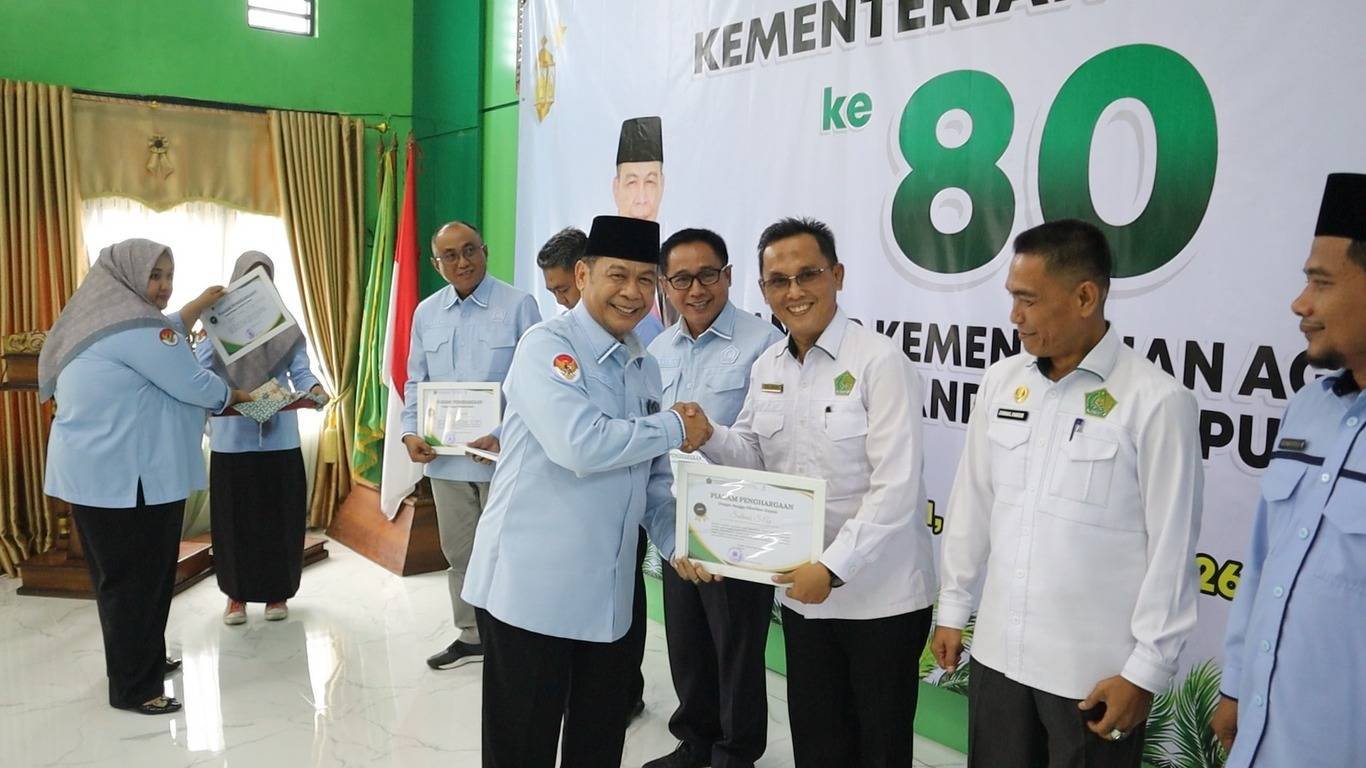 KEPALA KUA BUMI WARAS TERIMA PENGHARGAAN DARI KA. KEMENAG KOTA BANDAR LAMPUNG
