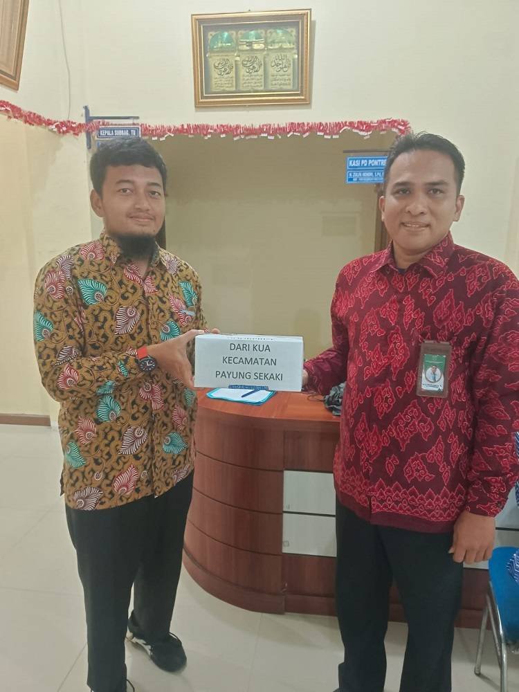 Ka. KUA Payung Sekaki Serahkan Doorprize Untuk Gerak Jalan Sehat Kerukunan