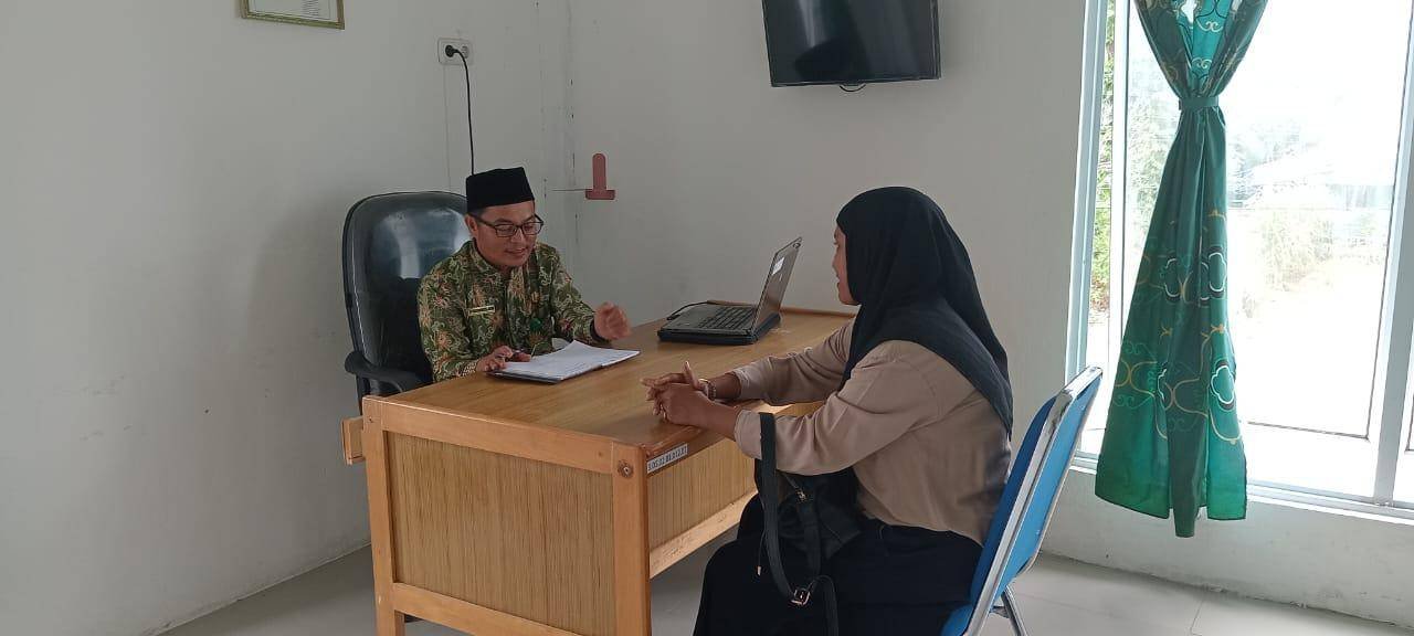 Kepala KUA Cerenti Berikan Konsultasi Rumah Tangga kepada Masyarakat