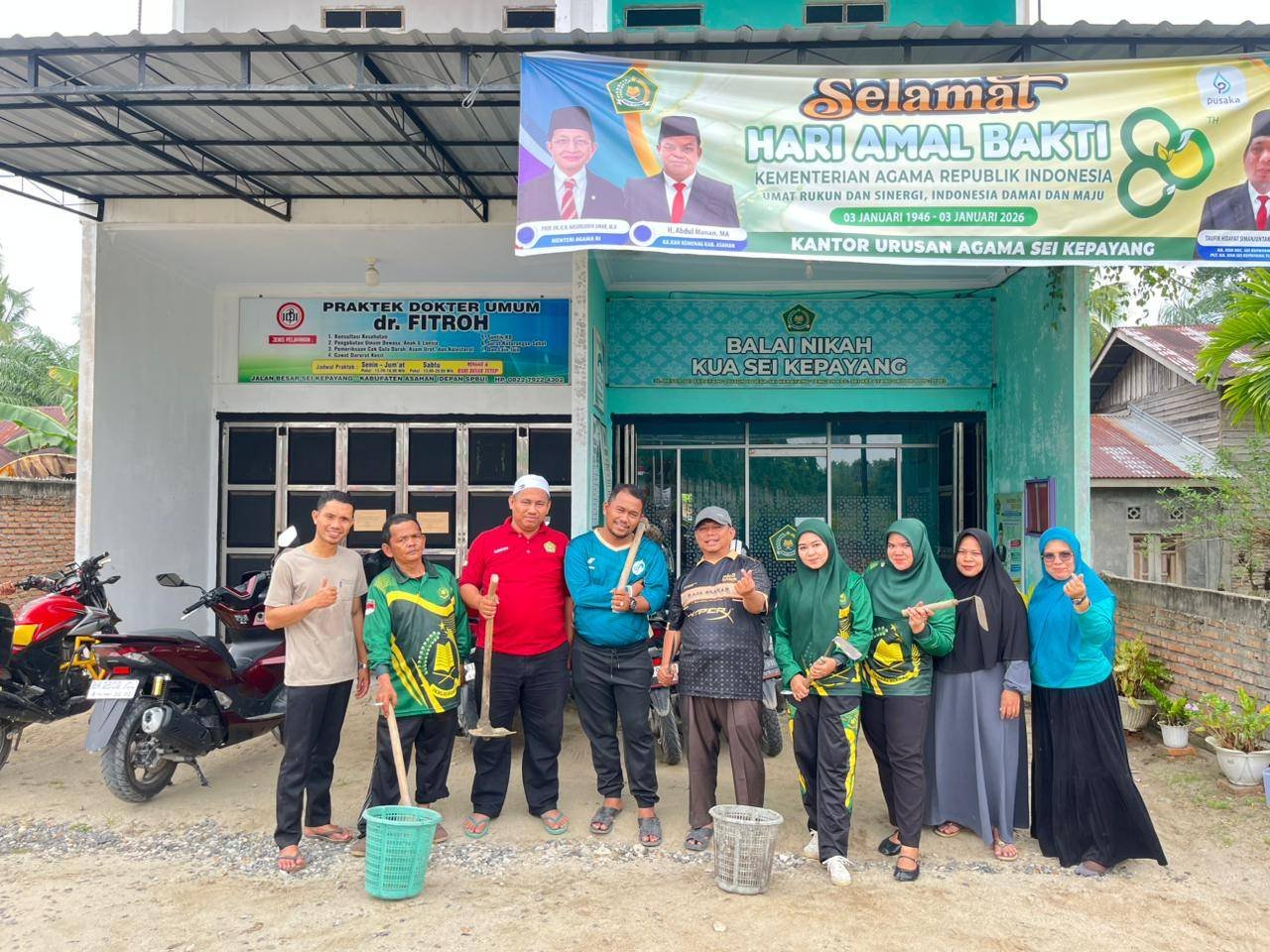 Wujud Kepedulian Lingkungan, KUA Sei Kepayang Lakukan Gotong Royong