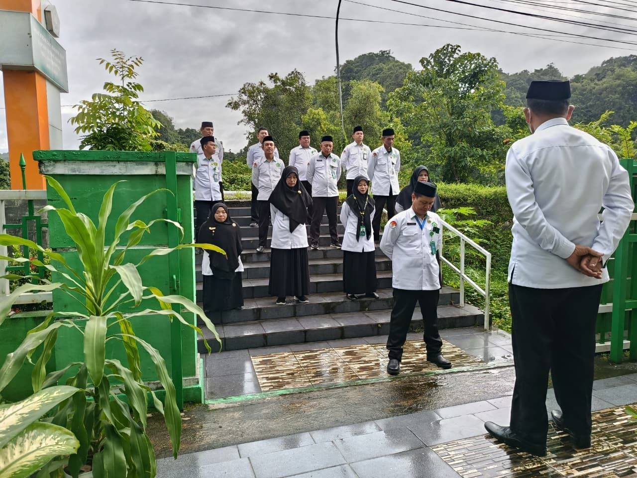 Apel Pagi KUA Pusaka Bantimurung: Mewujudkan Pelayanan Prima dan Profesional