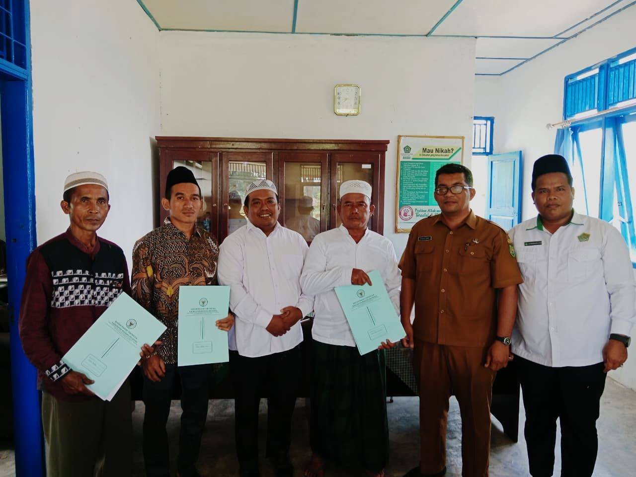 KUA Naga Juang Serahkan SK Nazhir dari BWI Madina, Perkuat Legalitas Harta Benda Wakaf