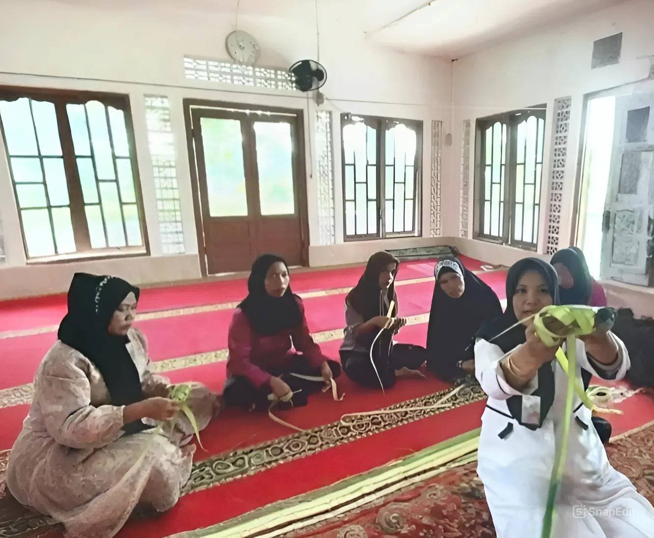 KUA Binjai Timur Gelar Pelatihan Pembuatan Sarang Ketupat bagi Gepeng