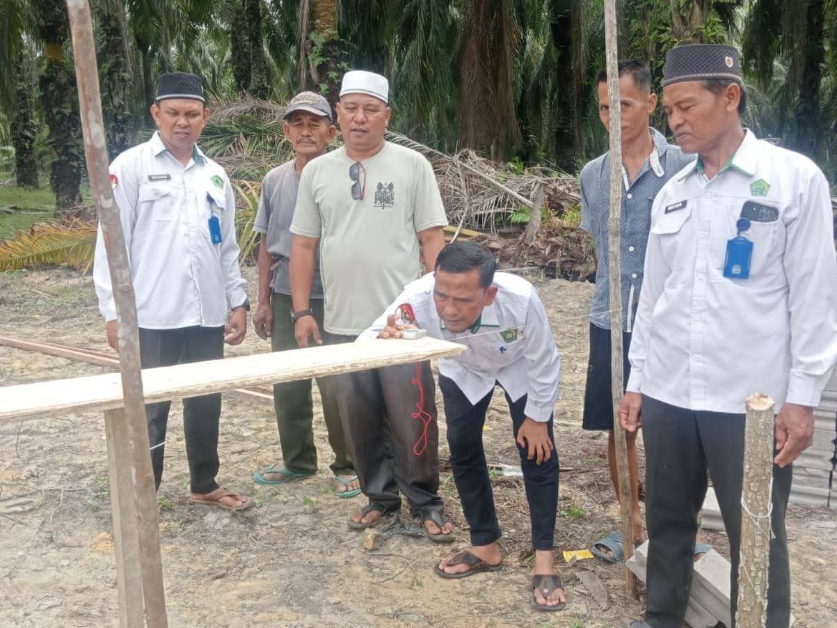 Demi Kesempurnaan Ibadah, Kepala KUA Tanah Putih Ukur Arah Kiblat Musholla Baru di Sintong Pusaka