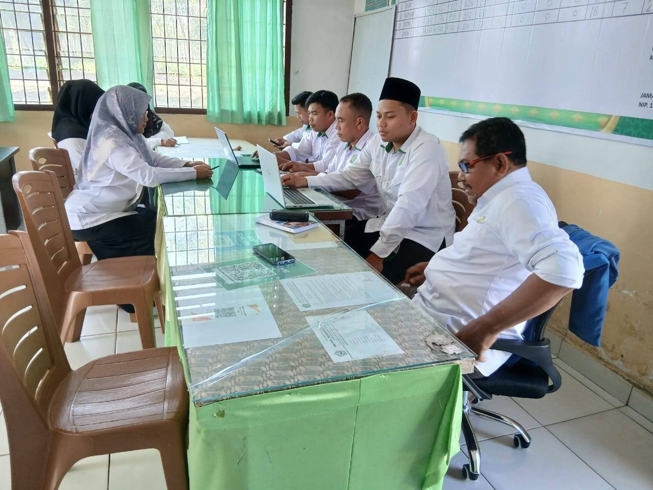 Awali 2026 dengan Disiplin, KUA Kotarih Gelar Rapat Evaluasi Kinerja