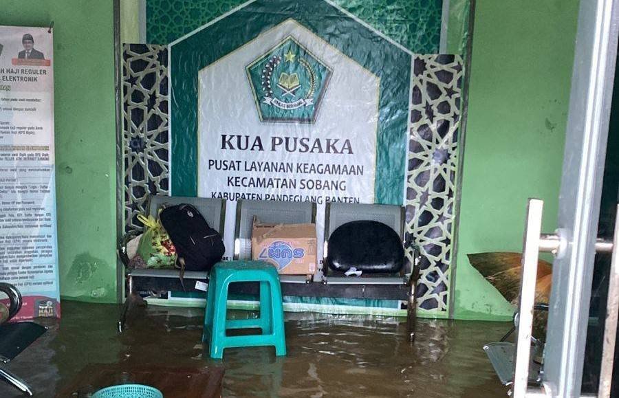 Hujan Deras Guyur Pandeglang, Kantor KUA Sobang Terendam Banjir Setinggi Lutut