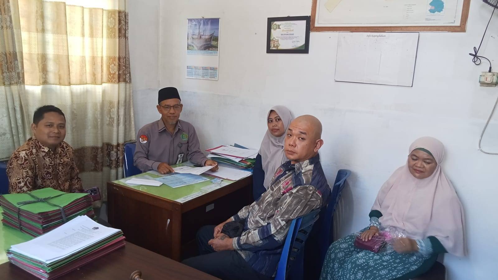 Penghulu Muda KUA Payung Sekaki Turut Menandatangani Surat Pernyataan Muallaf