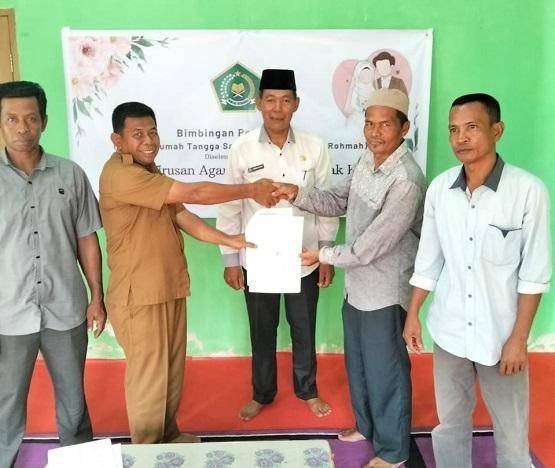 Pastikan Legalitas Wakaf Terjamin, Kepala KUA Siak Kecil Serahkan Akta Ikrar Wakaf untuk TPU Desa Lubuk Gaung