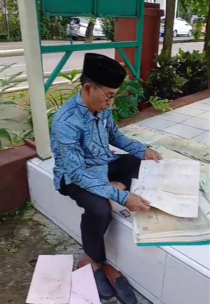 Penghulu KUA Turikale Rapikan Akta Nikah di Sela Aktivitas Kerja