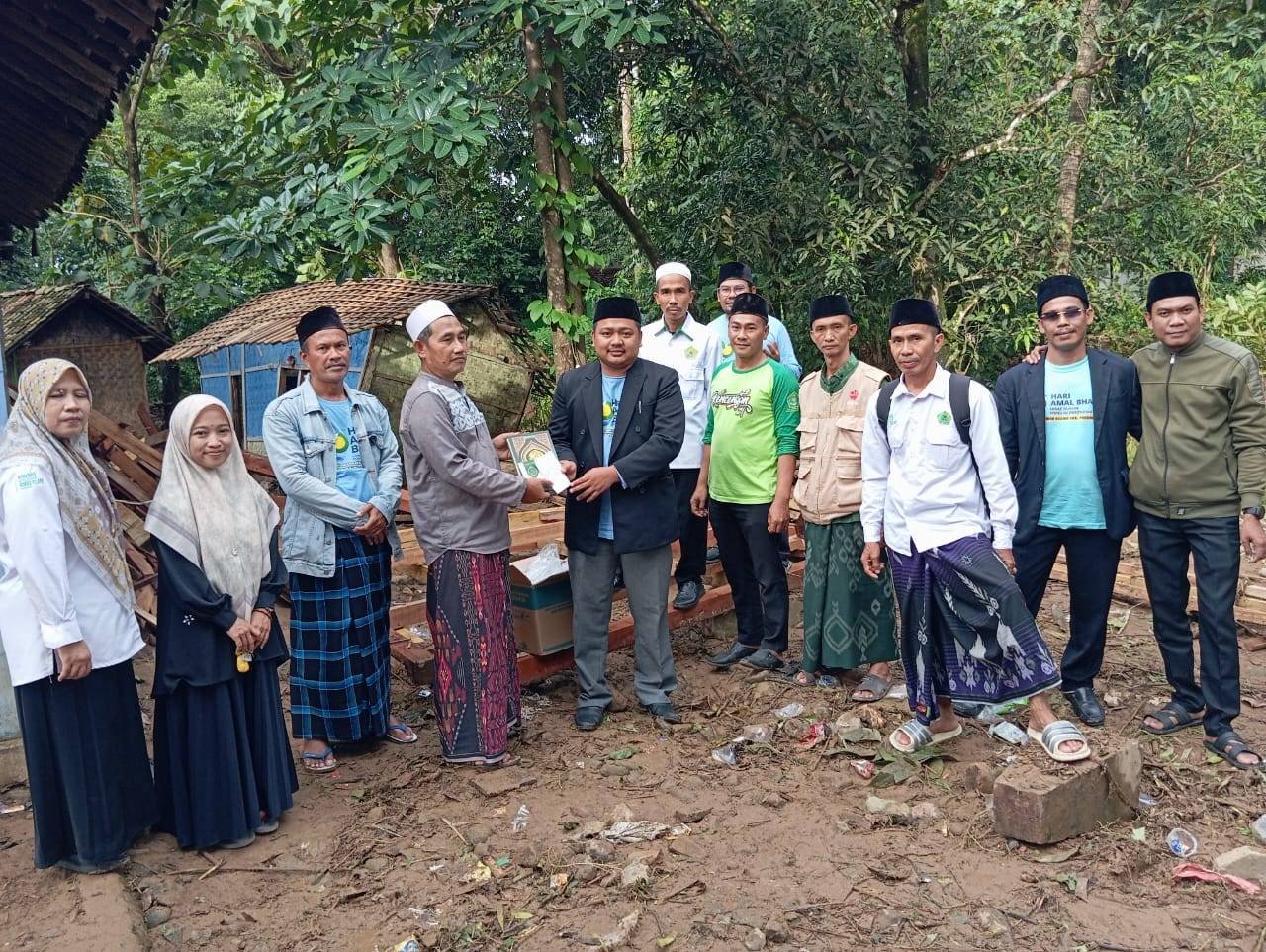 KUA Kecamatan Sumur Salurkan Bantuan dan Pantau Pondok Pesantren Terdampak Banjir di Pandeglang