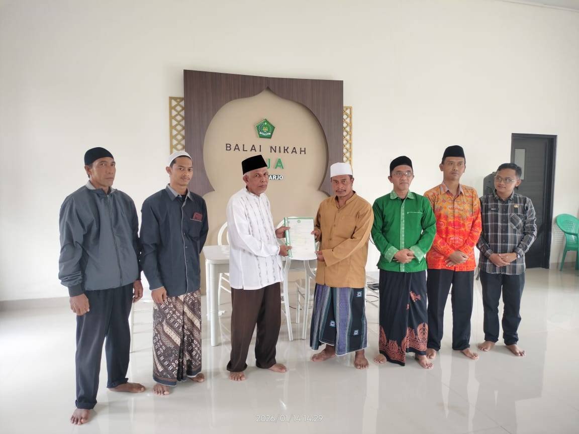 Ikrar Wakaf Pondok Pesantren Anwarul Huda Waringinsari Barat Oleh Pejabat PPAIW Kepala KUA Sukoharjo 