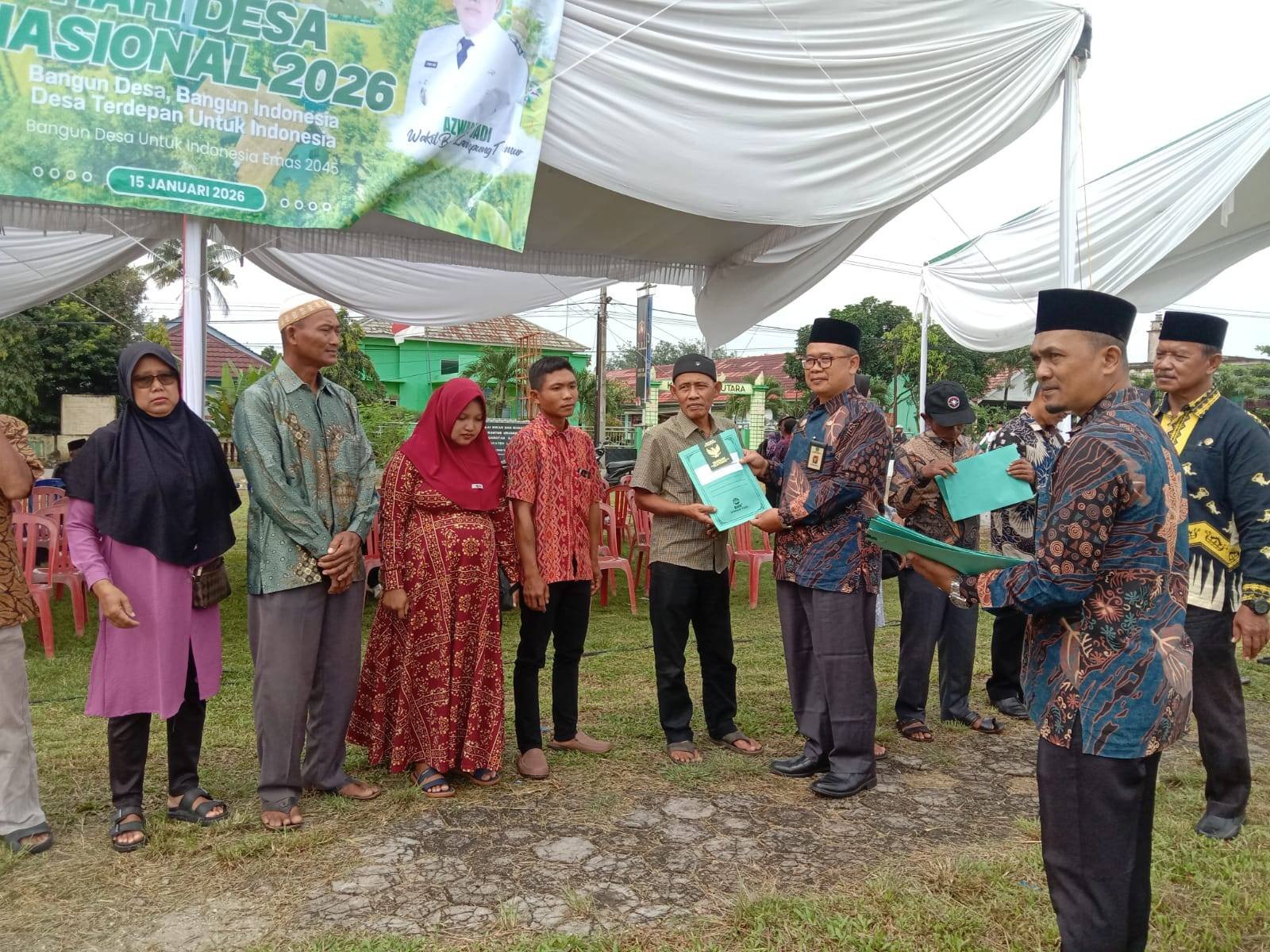Kepala KUA dan Camat Raman Utara Serahkan Buku Nikah