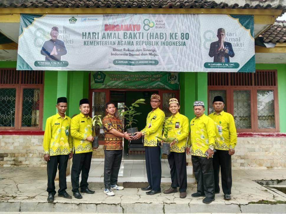 Wujudkan Ekoteologi, Kepala KUA Batanghari Nuban Serahkan Bibit Buah untuk Penghijauan Religi