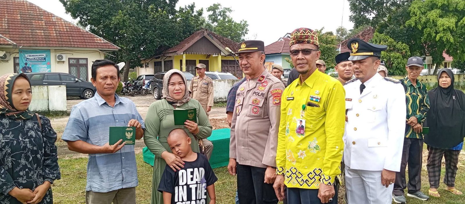 Perkuat Sinergi, Kepala KUA Hadiri Hari Desa Nasional dan Serahkan Buku Nikah
