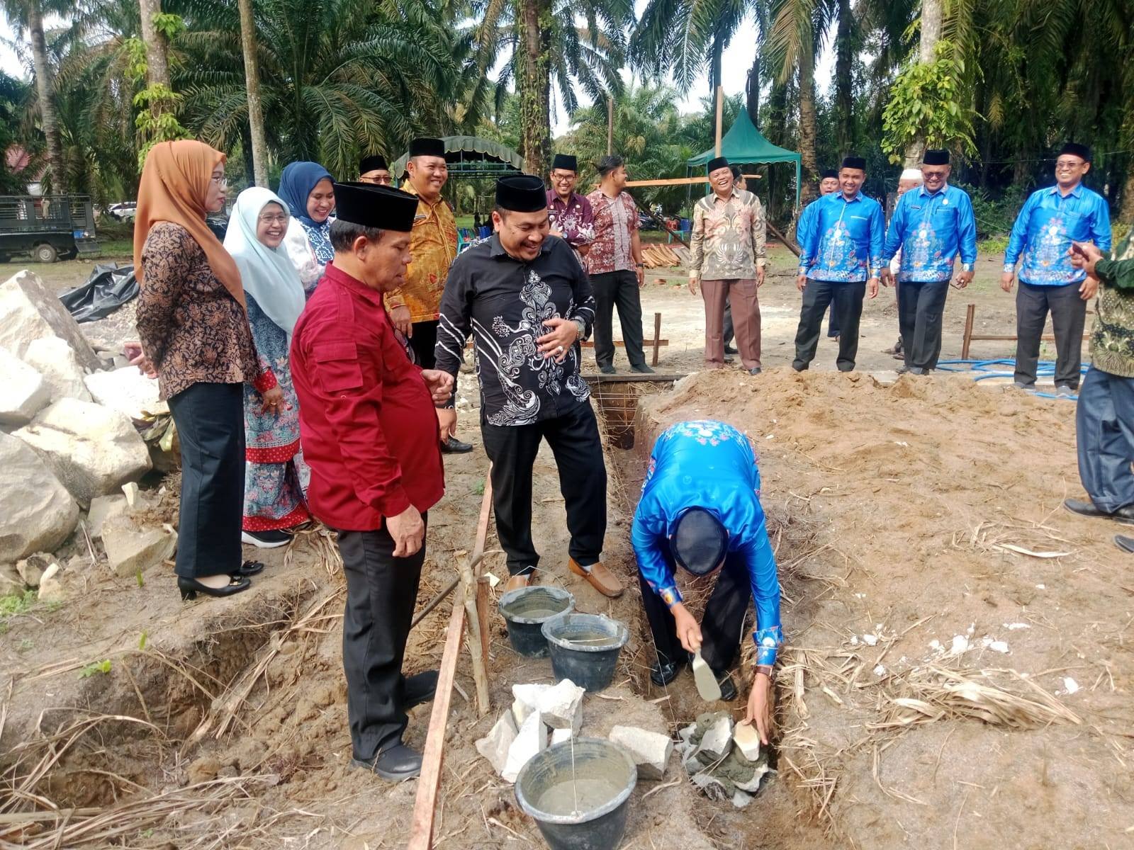 Kepala KUA Bandar Pulau Hadiri dan Lakukan Peletakan Batu Pertama Pembangunan MAN 3 Asahan