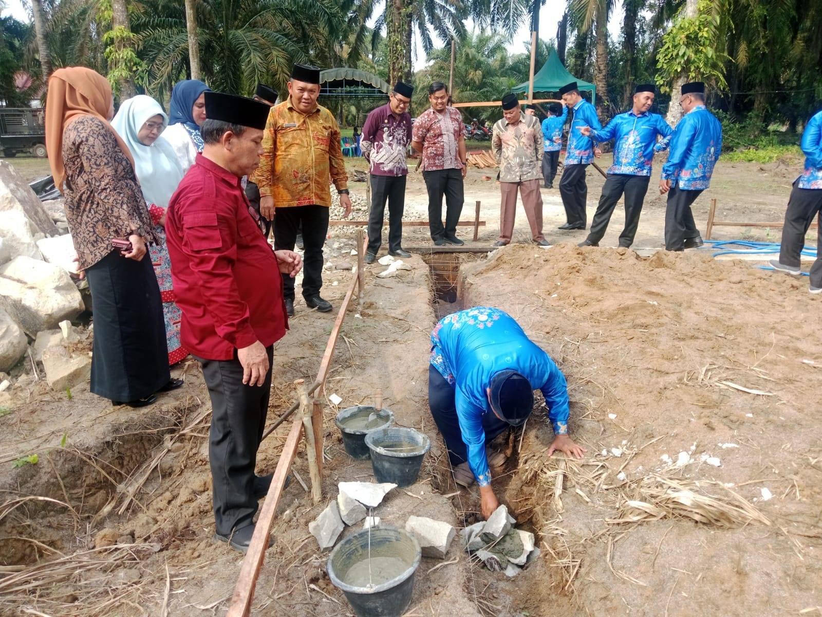Kepala KUA Sei Kepayang Turut Serta dalam Peletakan Batu Pertama MAN III Di dusun III Desa Padang Sipirok kec. Aek Ledong