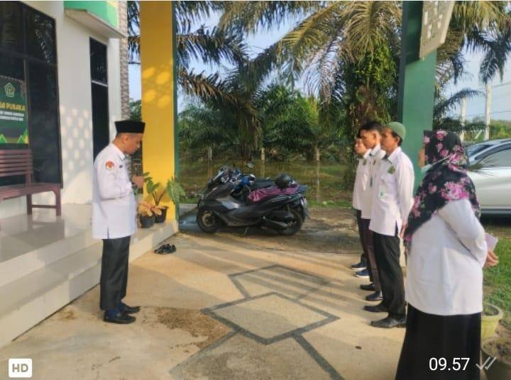 KUA Sentajo Raya Laksanakan Apel Senin, Kepala KUA Ajak Pegawai Tingkatkan Semangat Kerja di Tahun 2026