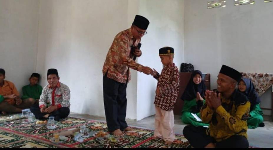 Kepala KUA Logas Tanah Darat Hadir dan Beri Kuis Edukatif pada Peringatan Isra Mi’raj di MTs S Nahdatul Wathan