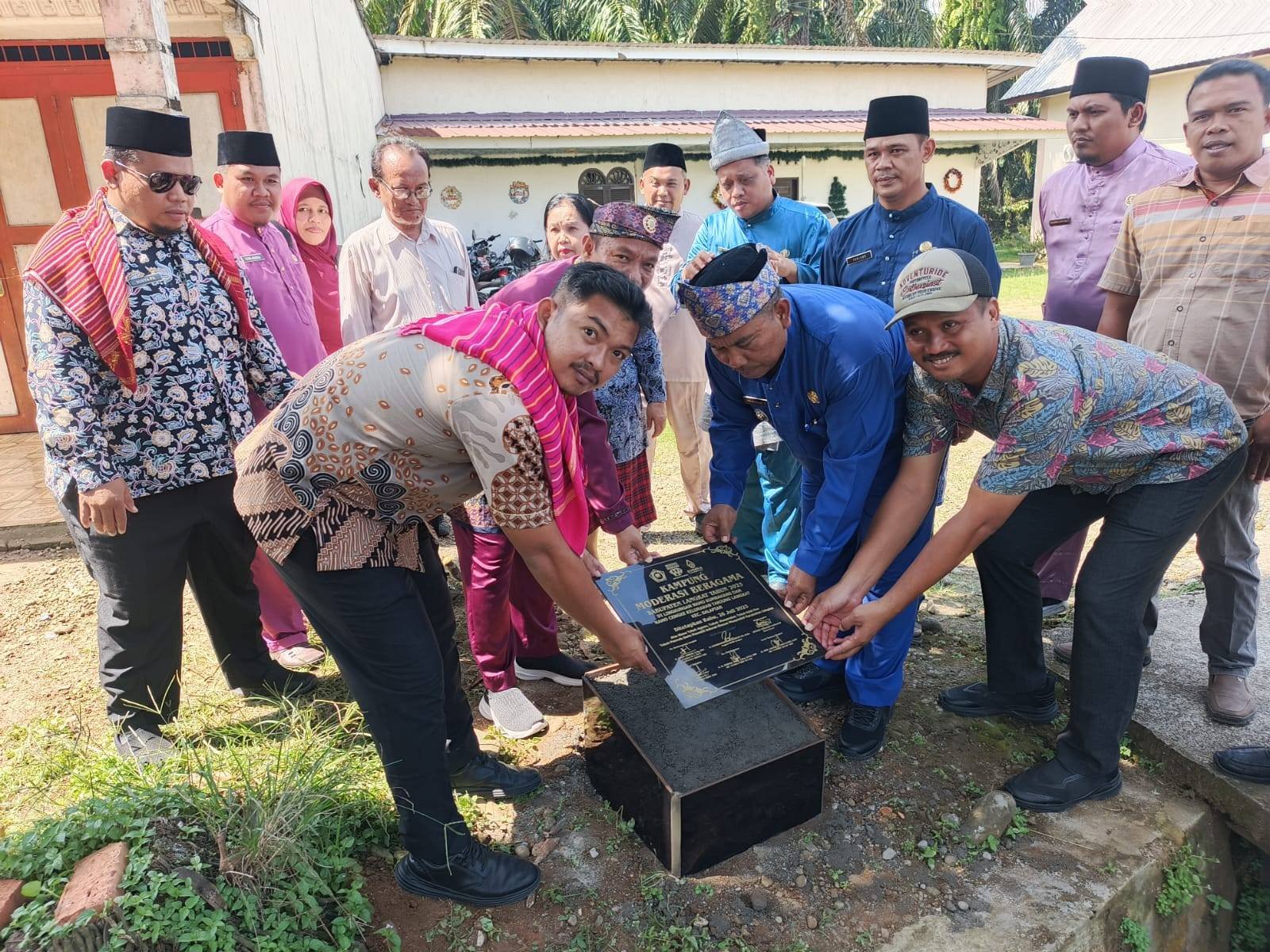 KUA Salapian Pasang Prasasti Kampung Moderasi Sebagai Komitmen Harmonisasi