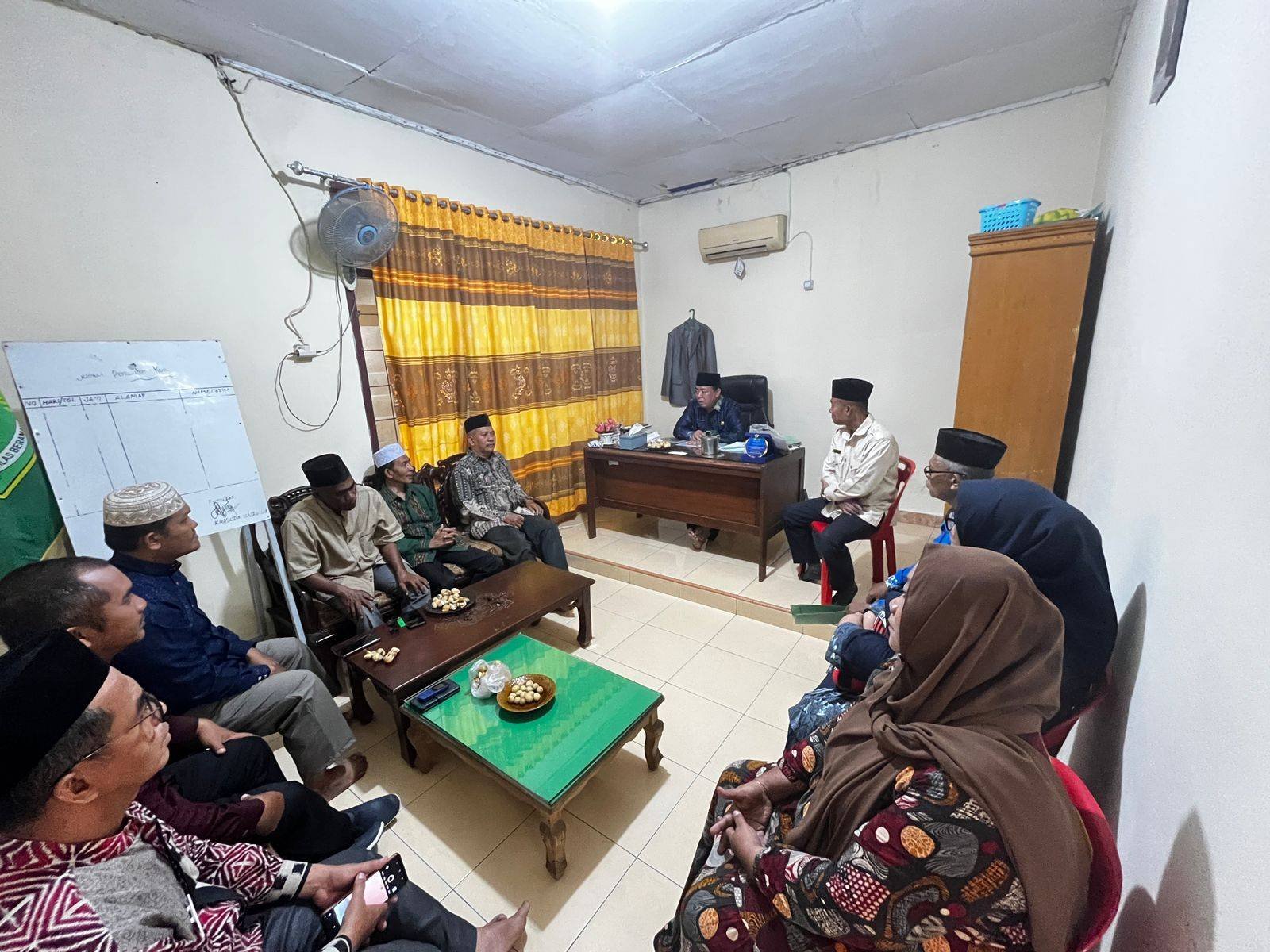 Pimpin Rapat Awal Tahun Kerja 2026, Ka KUA Hamparan Perak Tegaskan Komitmen Peningkatan Kualitas Layanan