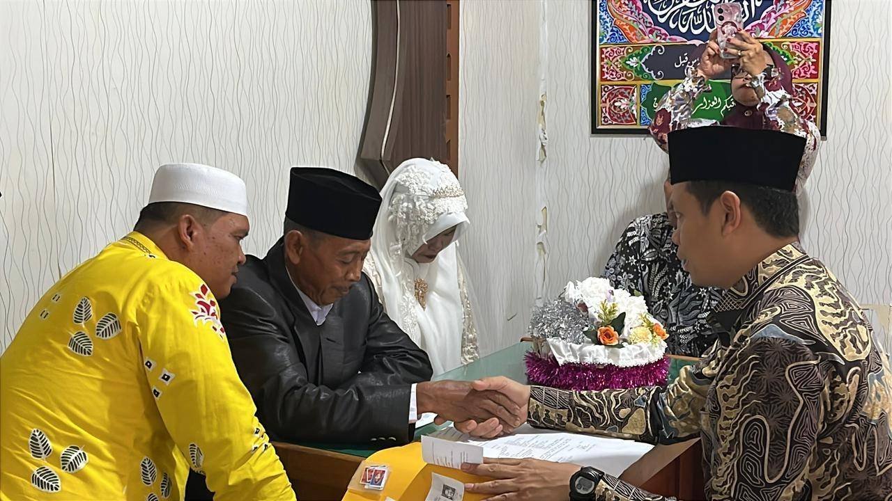Merajut Sakinah di Usia Senja, Janji Setia Terucap di KUA Binawidya