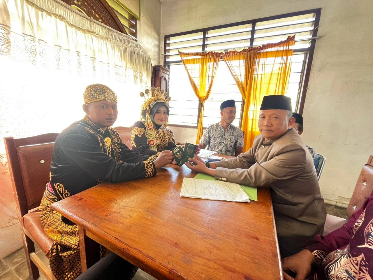 Momen Langka di KUA Purba, Pasangan Ali dan Erma Resmi Menikah