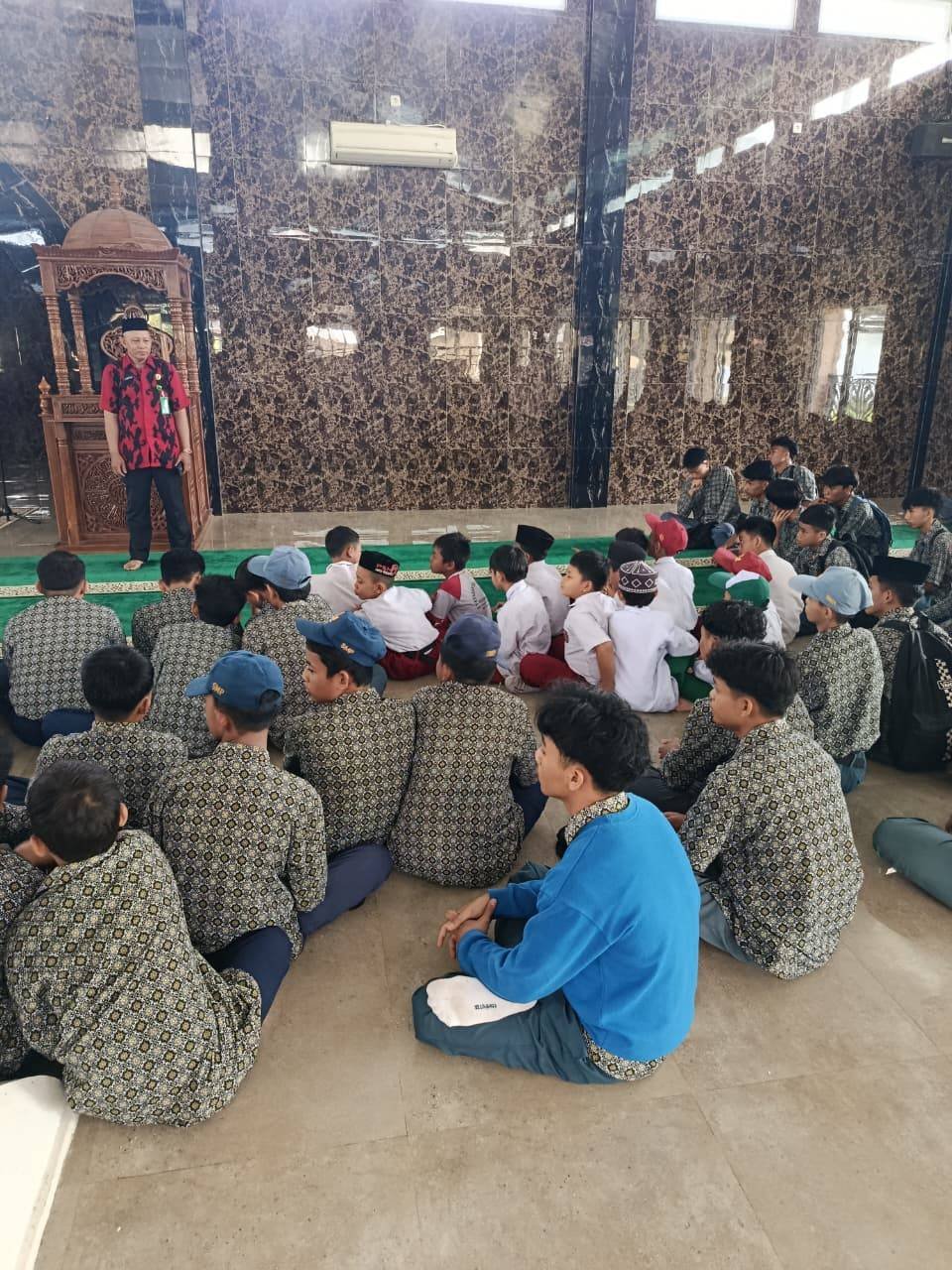 Tanamkan Akhlak, BRUS KUA Pusaka Bantimurung di MTs Firdaus Tompobalang