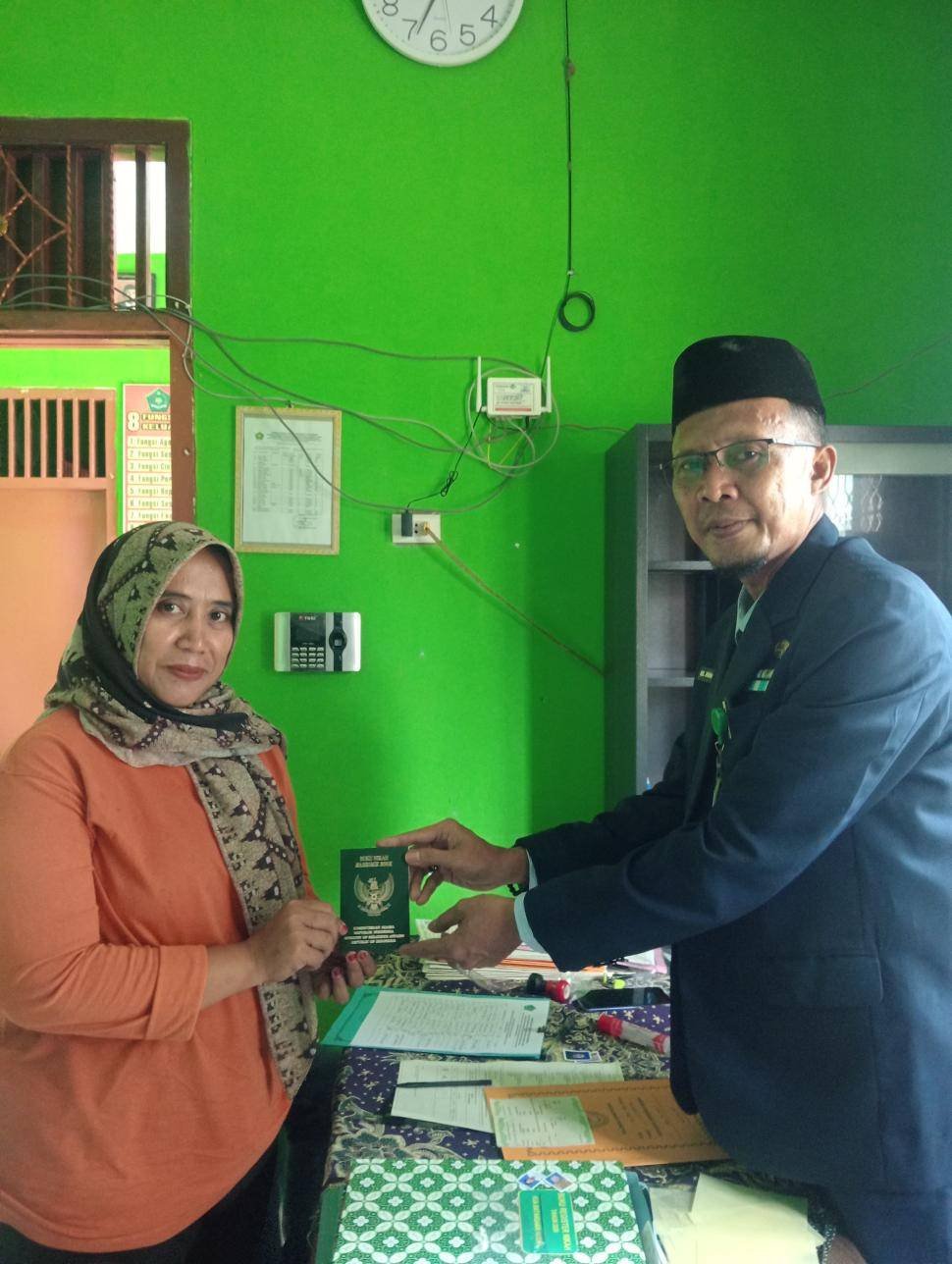 Kepala KUA Batanghari Nuban Serahkan Buku Nikah Itsbat Terpadu