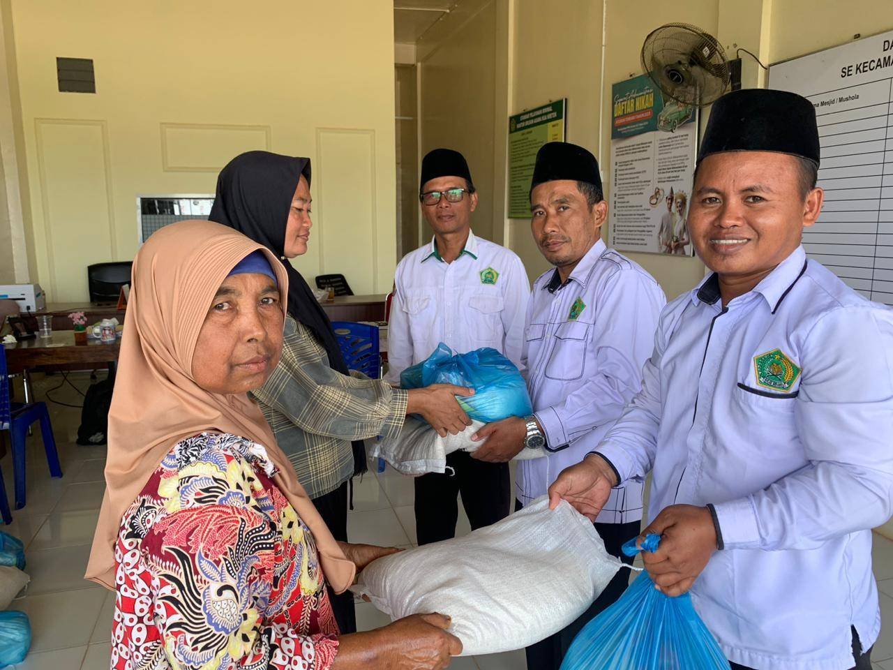 Sinergi Pelayanan Umat, KUA Pekaitan Salurkan Bantuan Sembako