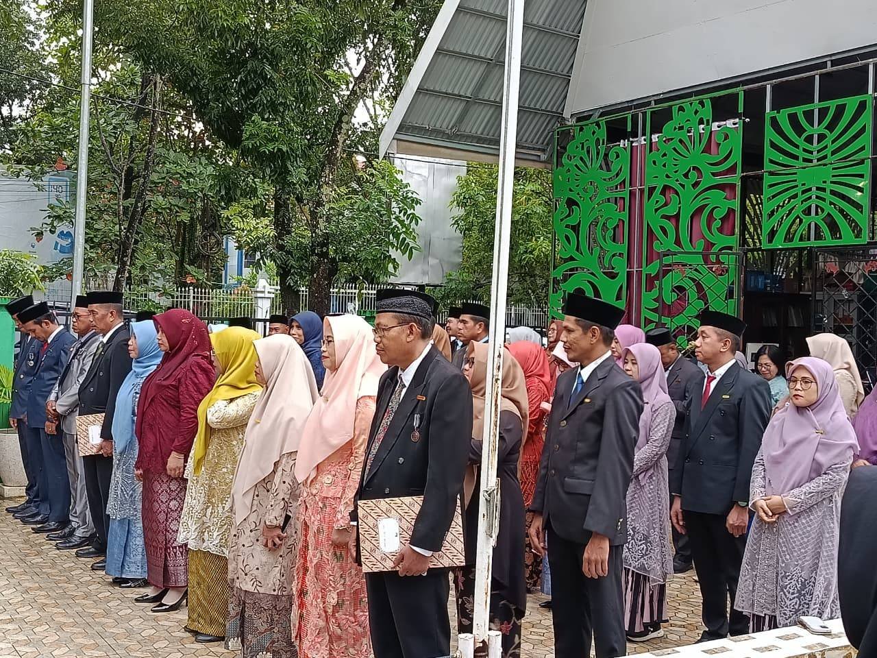 Dedikasi 10 Tahun: ASN KUA Pusaka Bantimurung Raih Satya Lencana dari Presiden RI